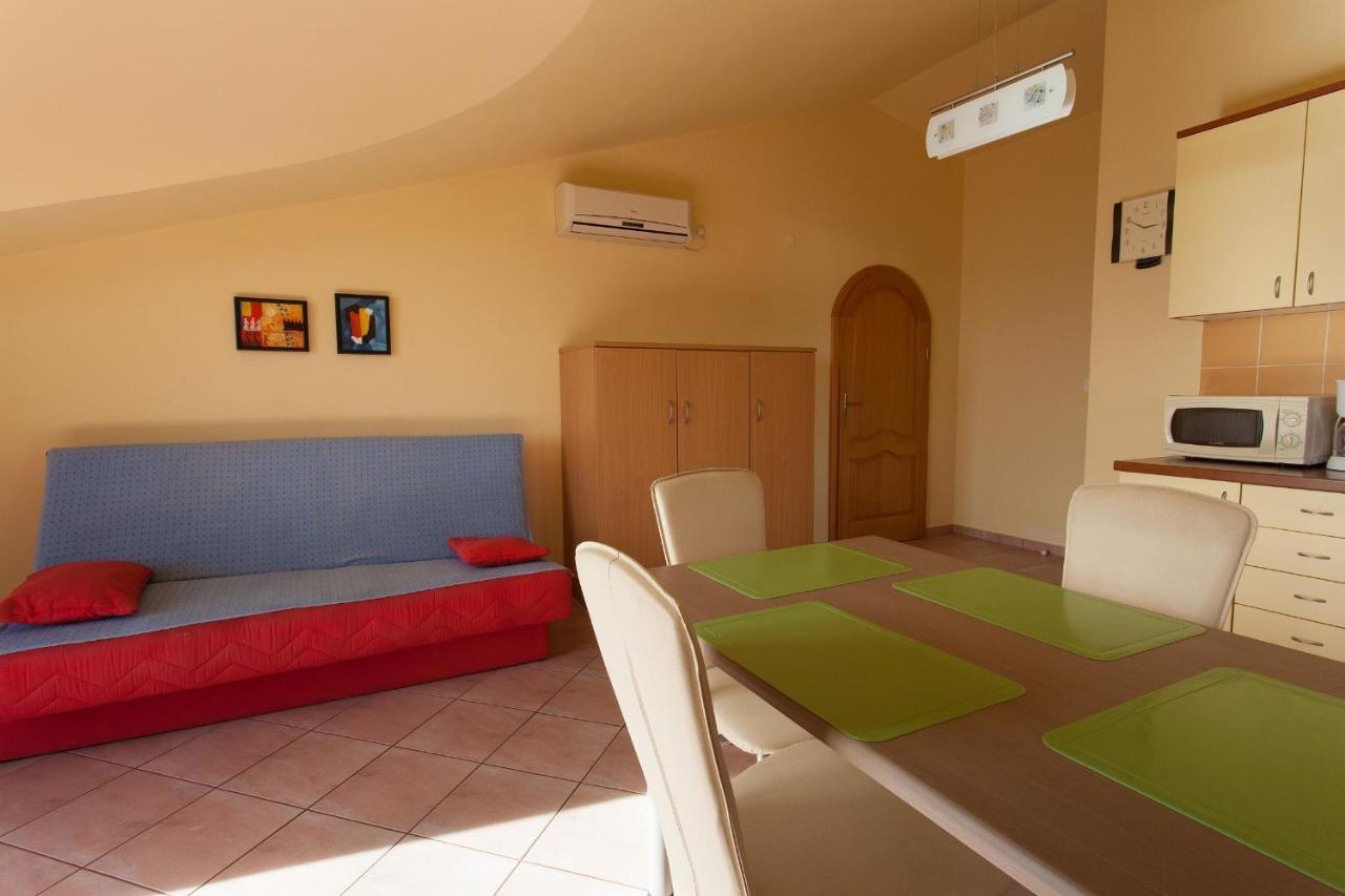 Apartman Vjekoslav Krk Town Bagian luar foto