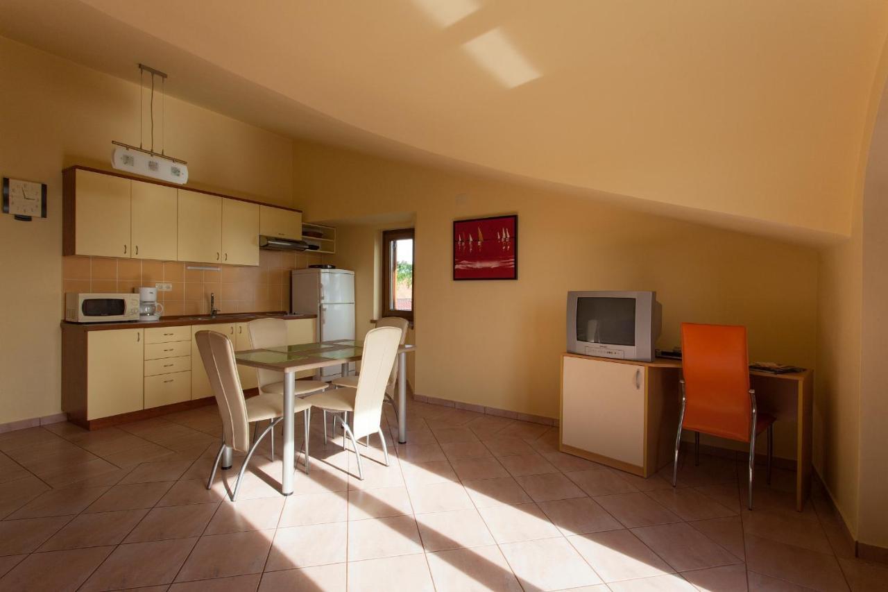 Apartman Vjekoslav Krk Town Bagian luar foto